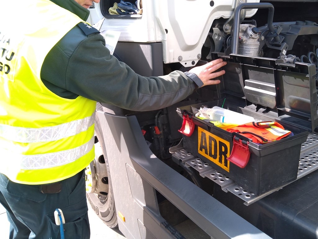 Inspektor ITD kontroluje wyposażenie pojazdu przewożącego towary niebezpieczne ADR.